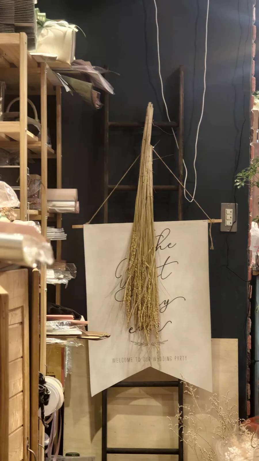 懸掛晾置的稻穗材料，準備用於豐收鼓棒創意花禮