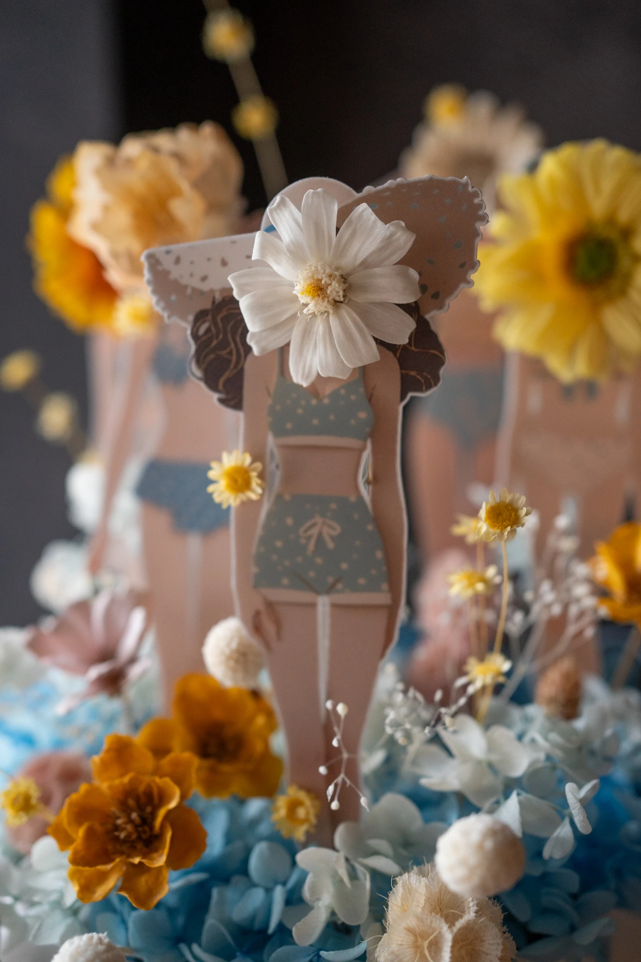 泳裝盆花近景——紙娃娃的臉被白色雛菊取代