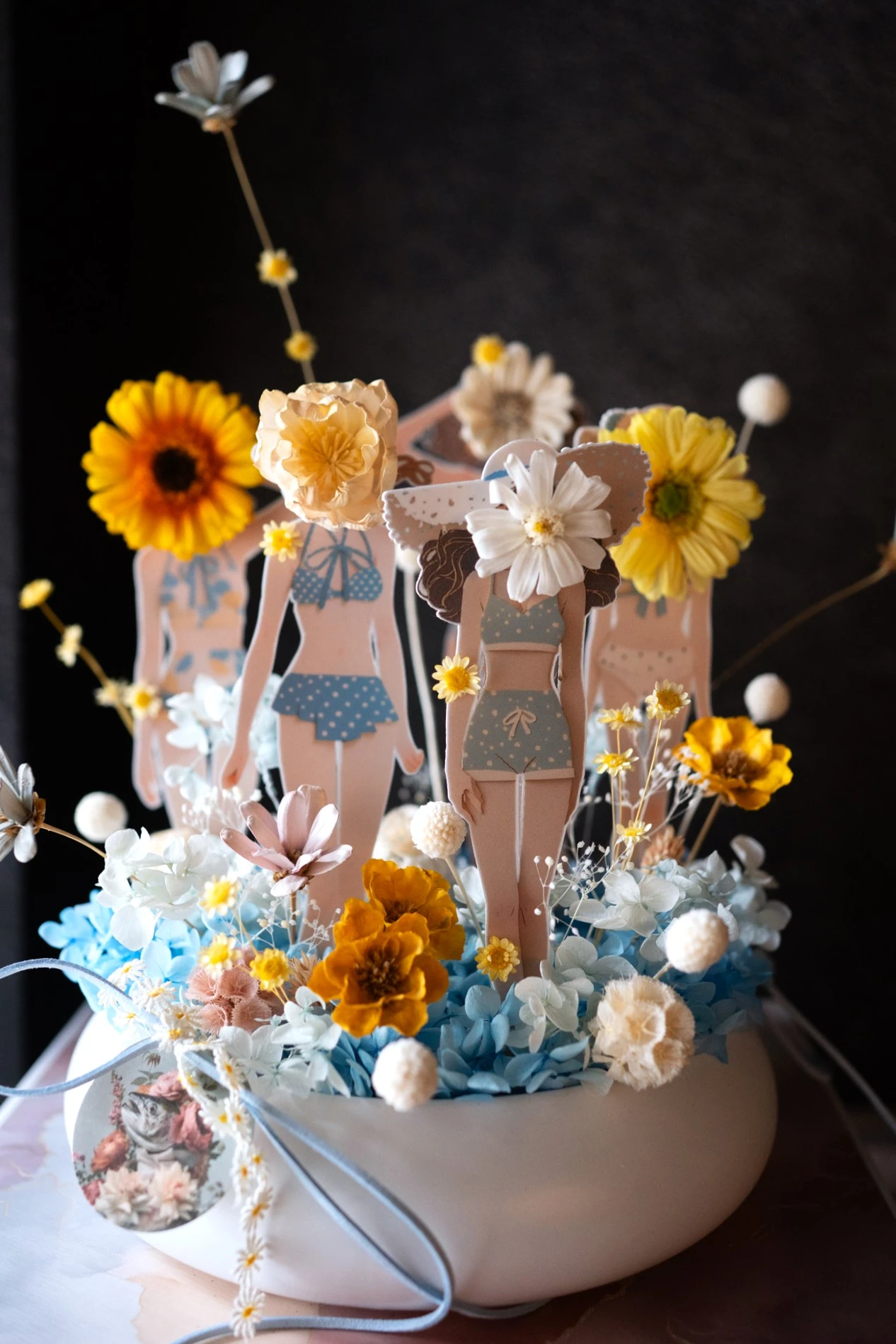 泳裝盆花完整作品——紙娃娃群像在花池中的繽紛場景