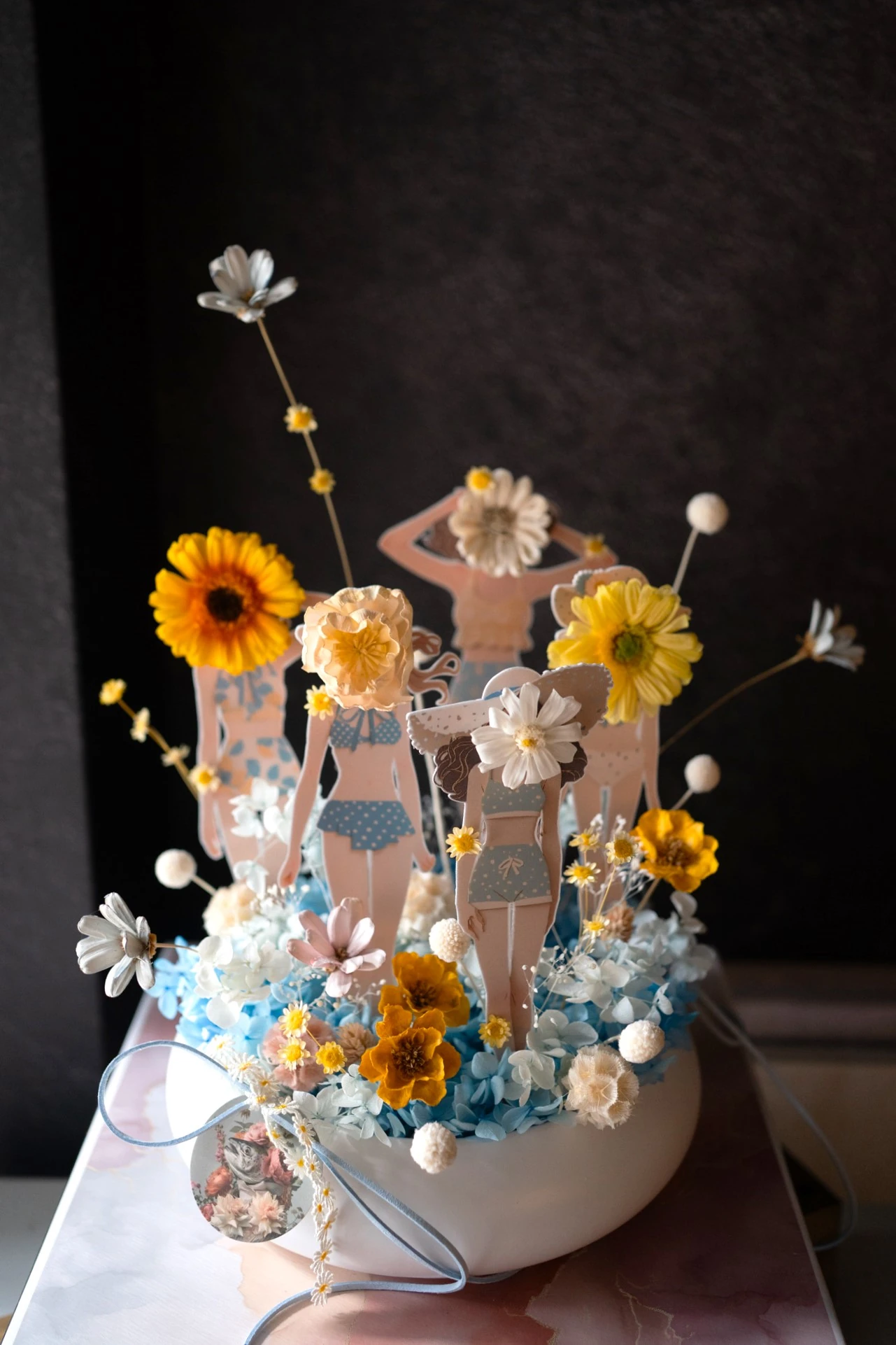 泳裝盆花全景——白色花器中紙娃娃與花藝的繽紛世界