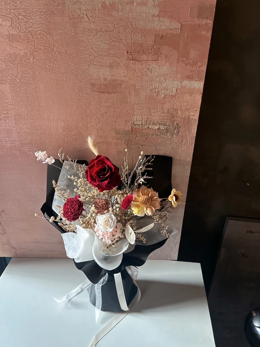 永生花 vs 乾燥花差在哪？一張表搞懂材質、價格與壽命