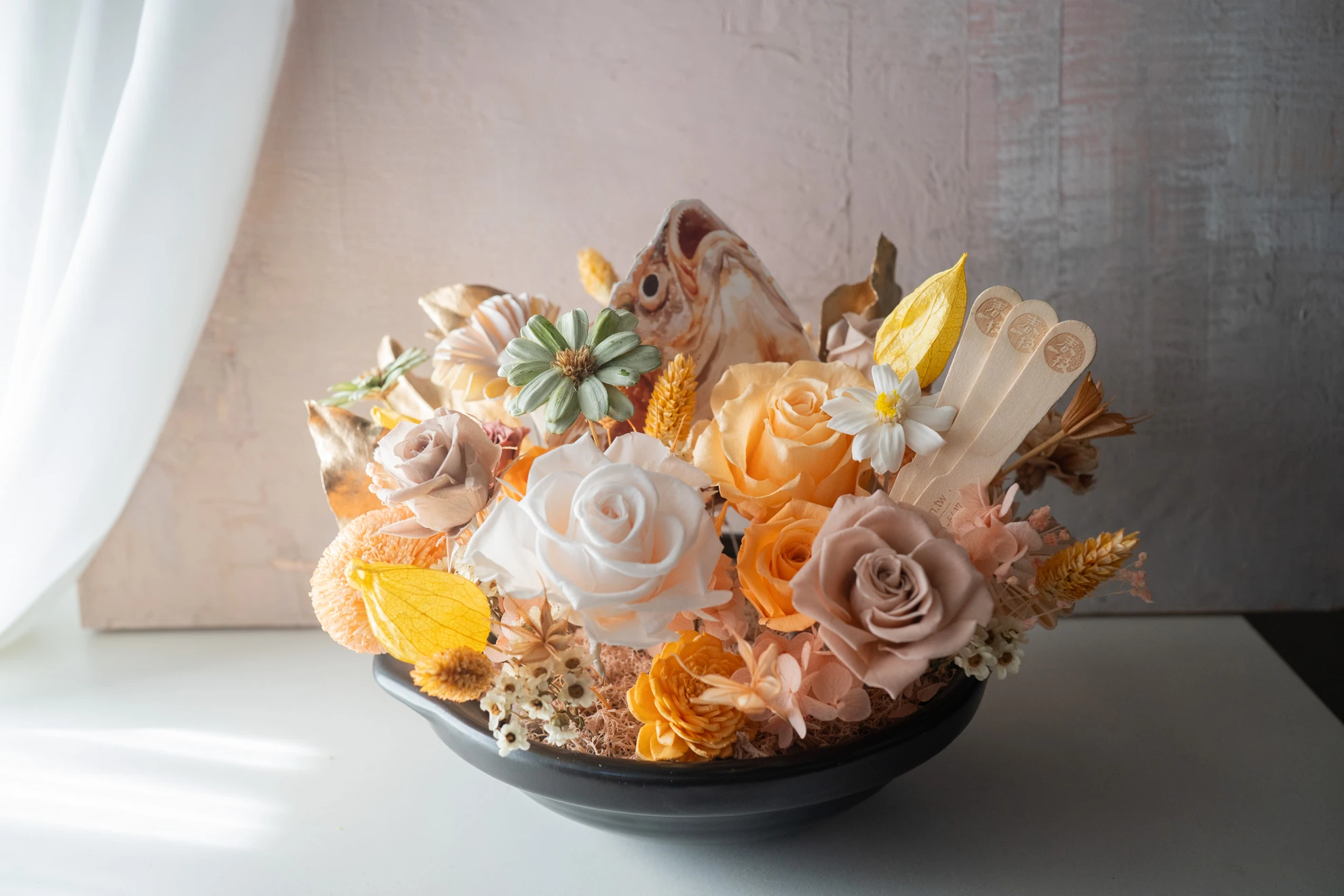 火鍋永生花花材特寫・永生玫瑰與繡球配色近照・村家鮭女永生花客製案例