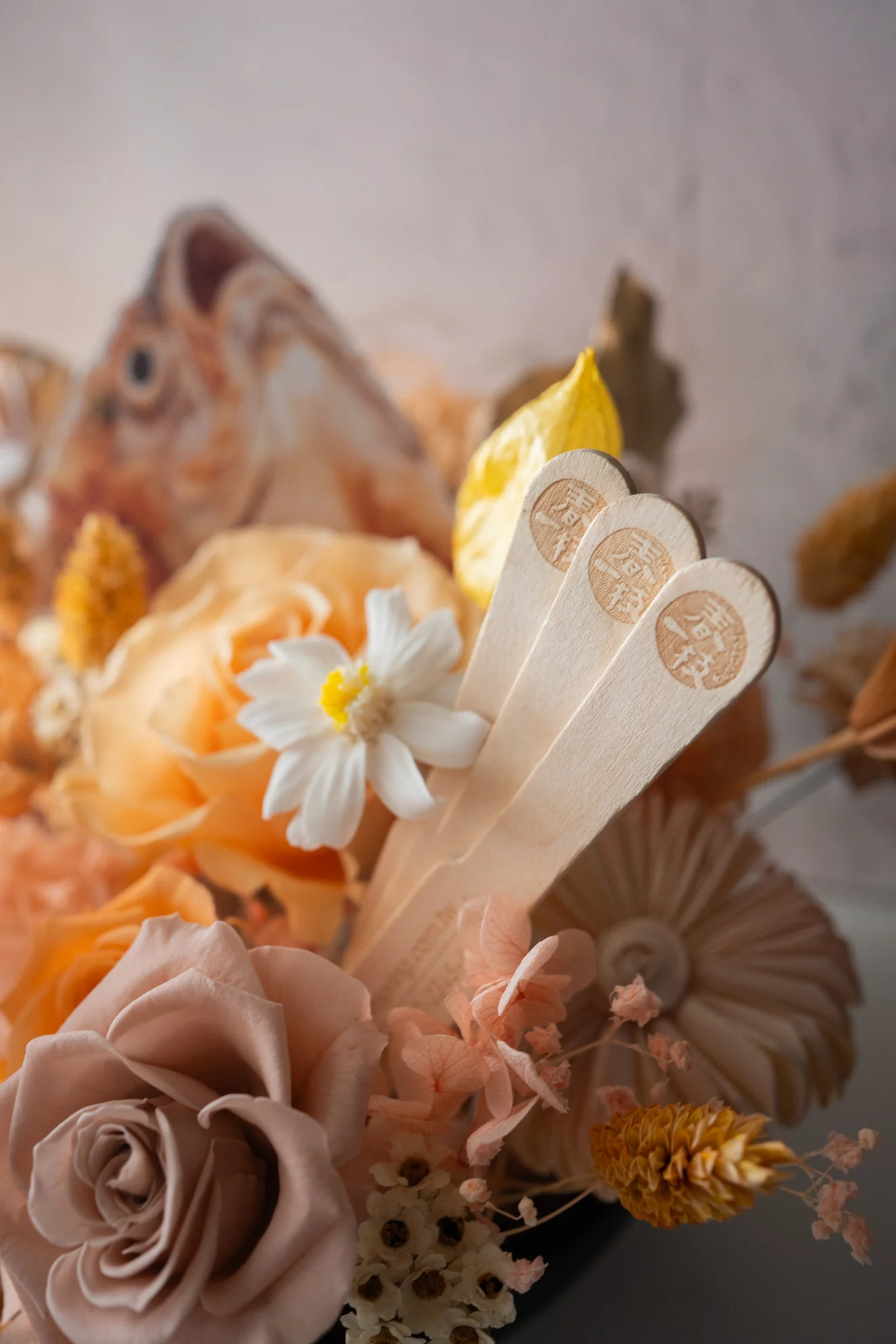 春一枝 iceSpring 水果冰棒棍特寫・插入火鍋永生花花材間作為送件人品牌署名・村家鮭女創意花禮設計細節