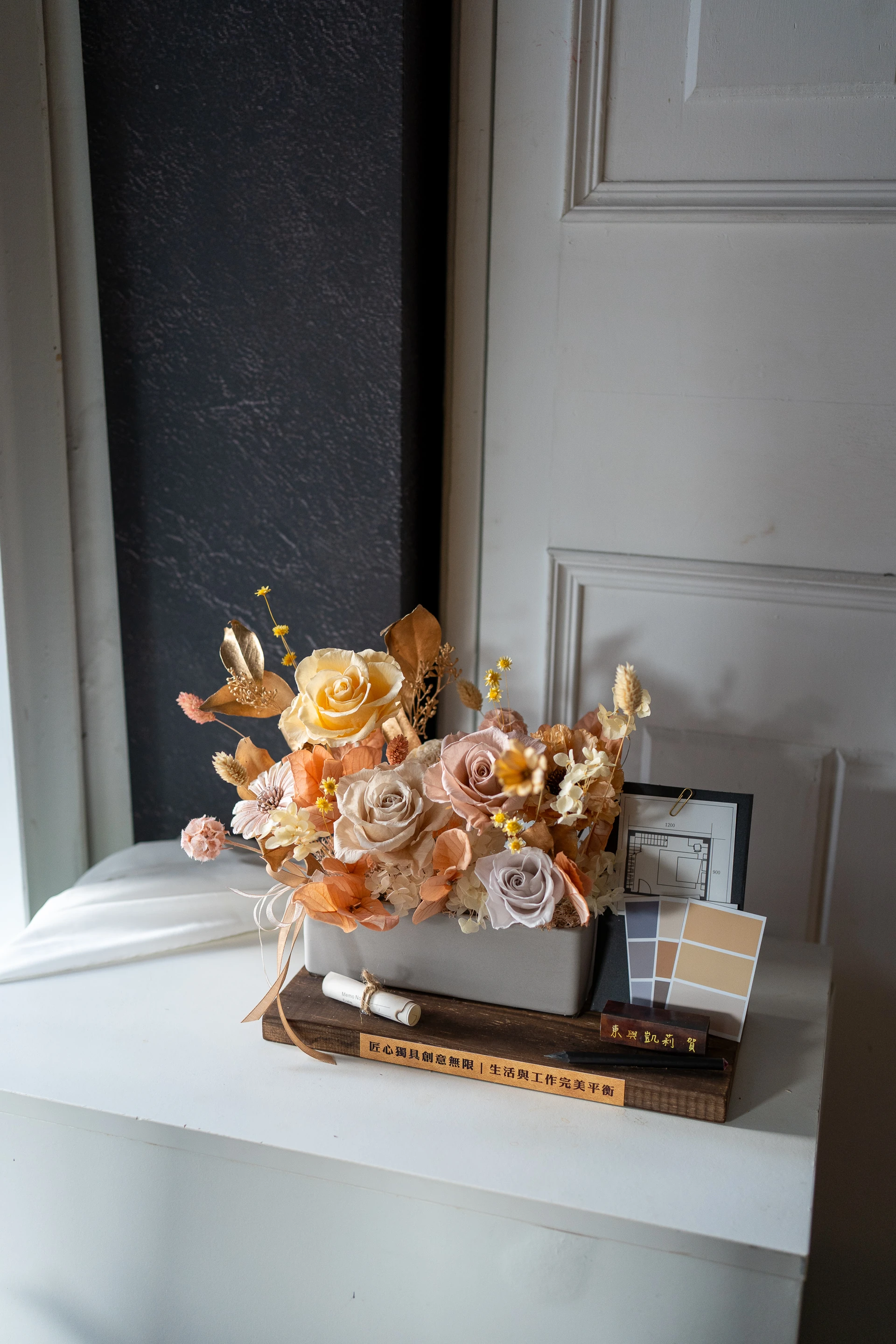 室內設計師客製永生花禮側面角度・展示木質底座厚度與花材立體層次・村家鮭女空間花藝作品
