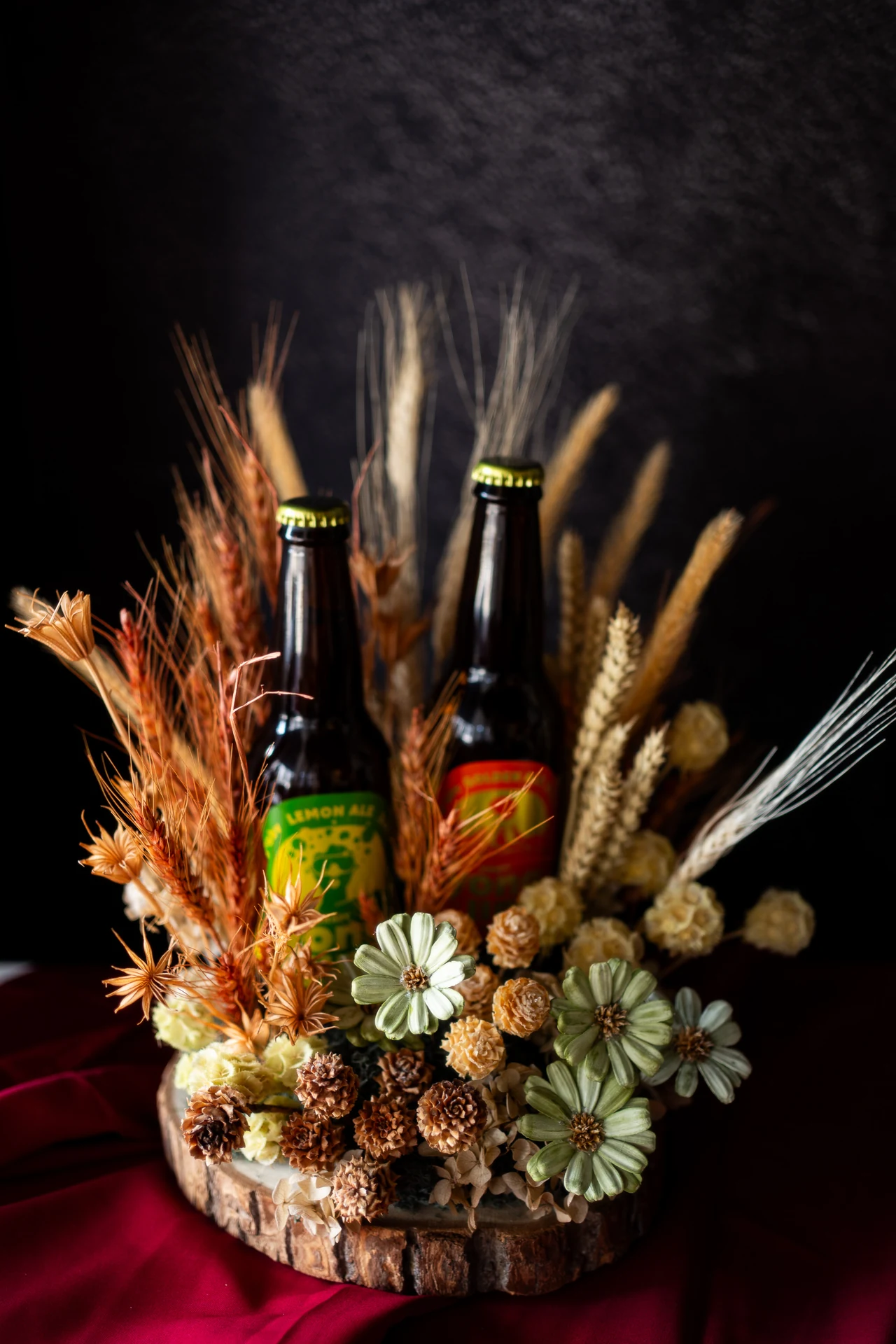 湧金啤酒乾燥花版本——木切片基座、兩瓶啤酒居中、真麥穗與乾燥花環繞