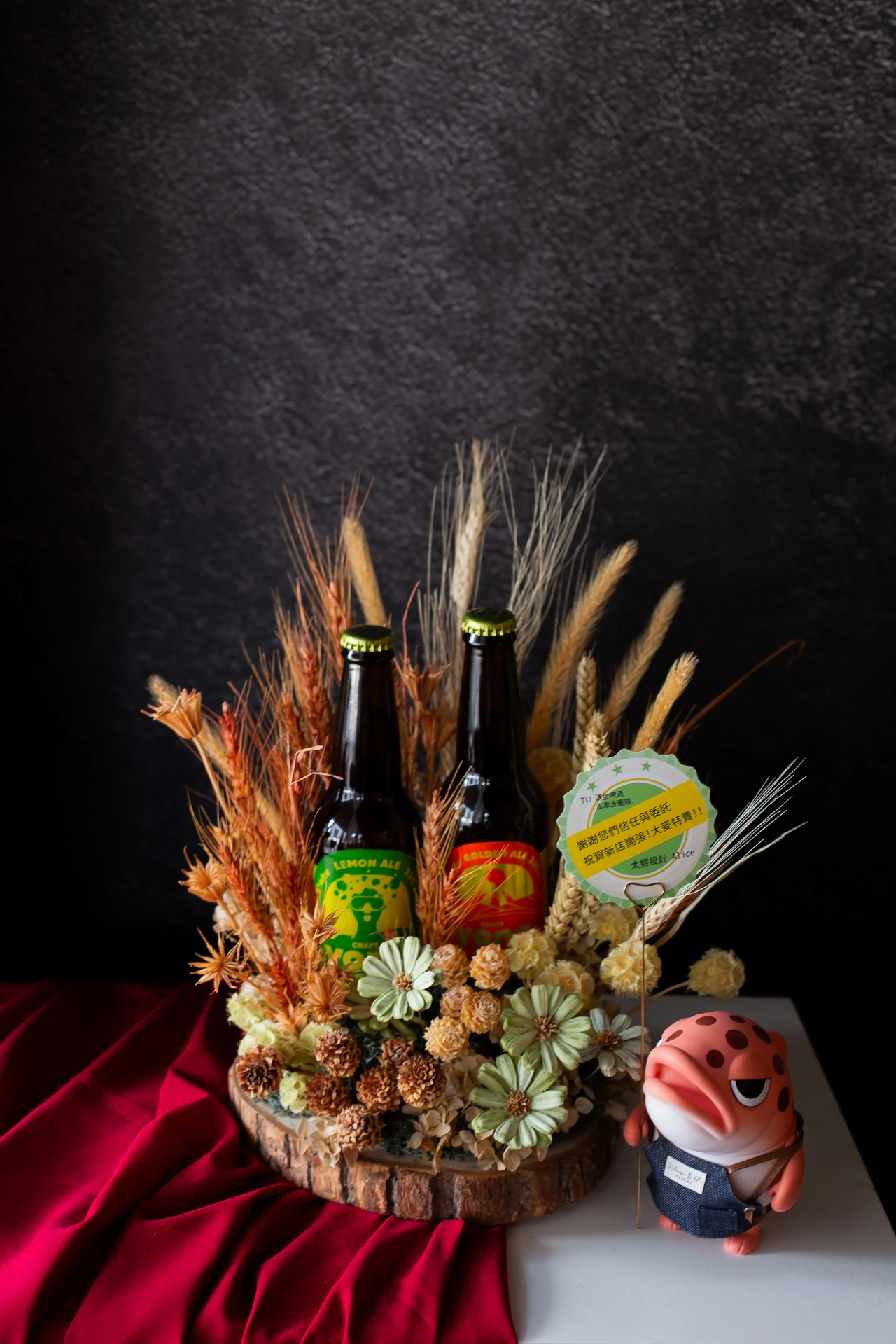 湧金啤酒花禮全景與鮭毛先生公仔——開幕祝賀卡與花藝同場