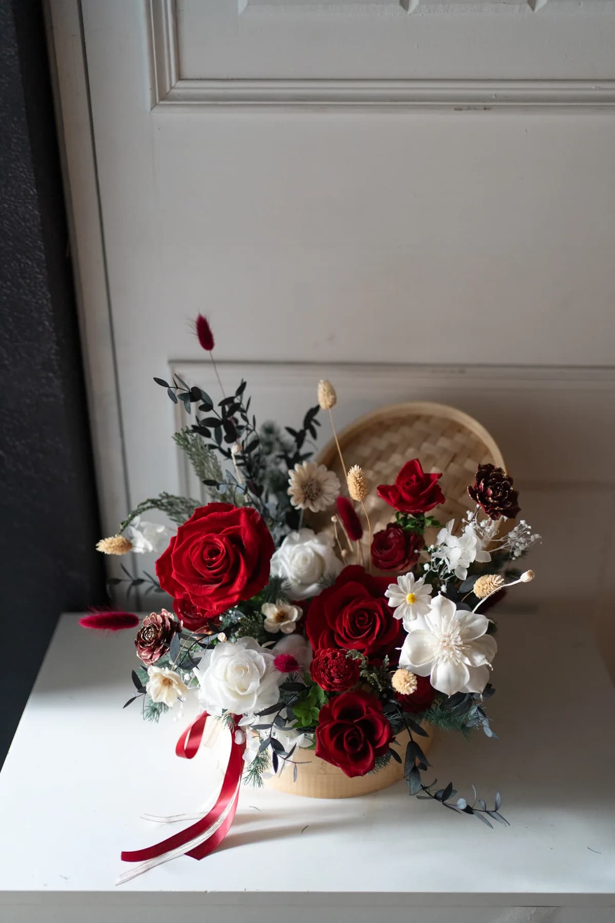 蒸籠開幕桌花擺設場景・紅白永生花桌花側面・適合茶餐廳櫃台長期陳設・村家鮭女
