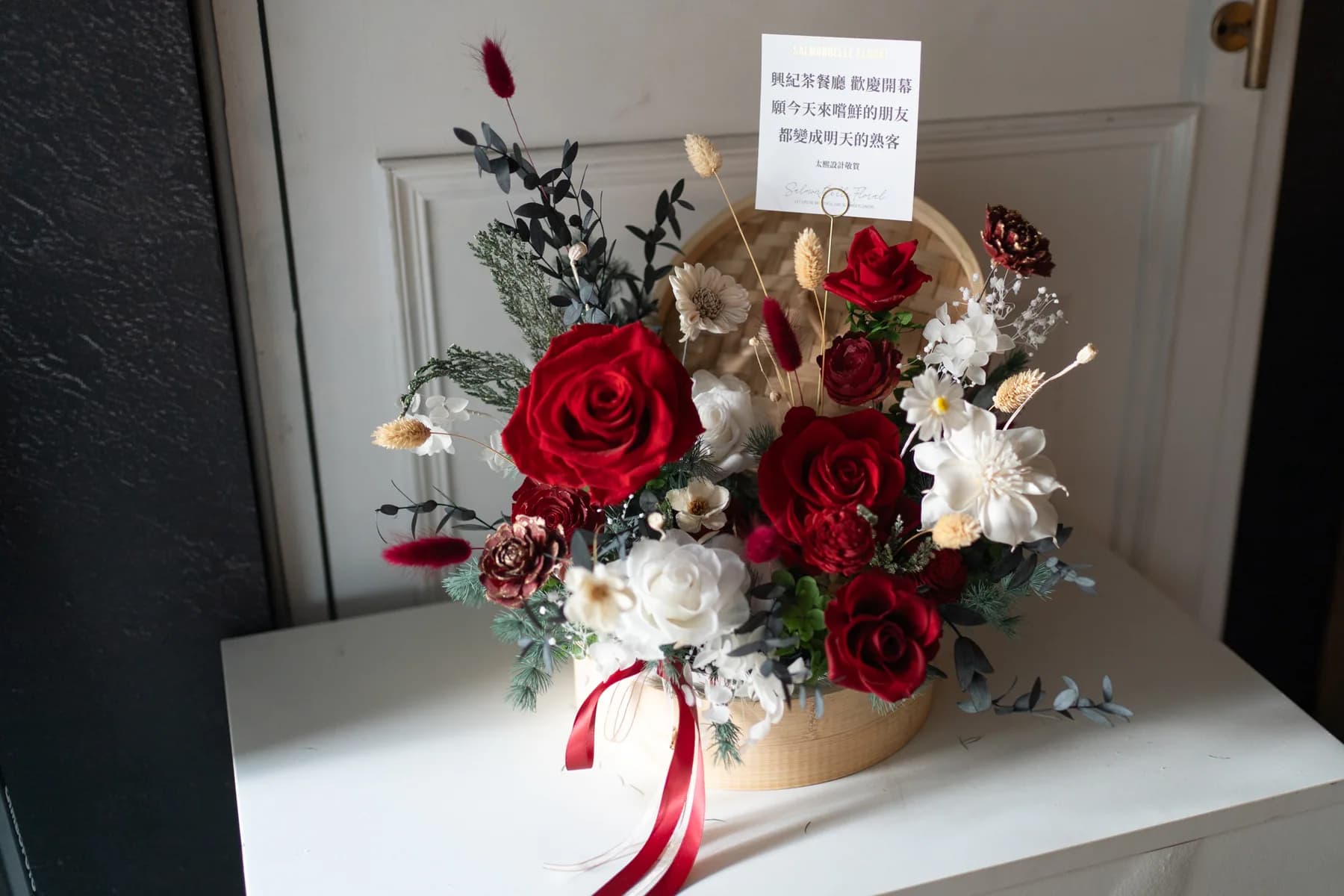 茶餐廳開幕創意花禮・蒸籠當花器・紅白色系永生花桌花・村家鮭女設計