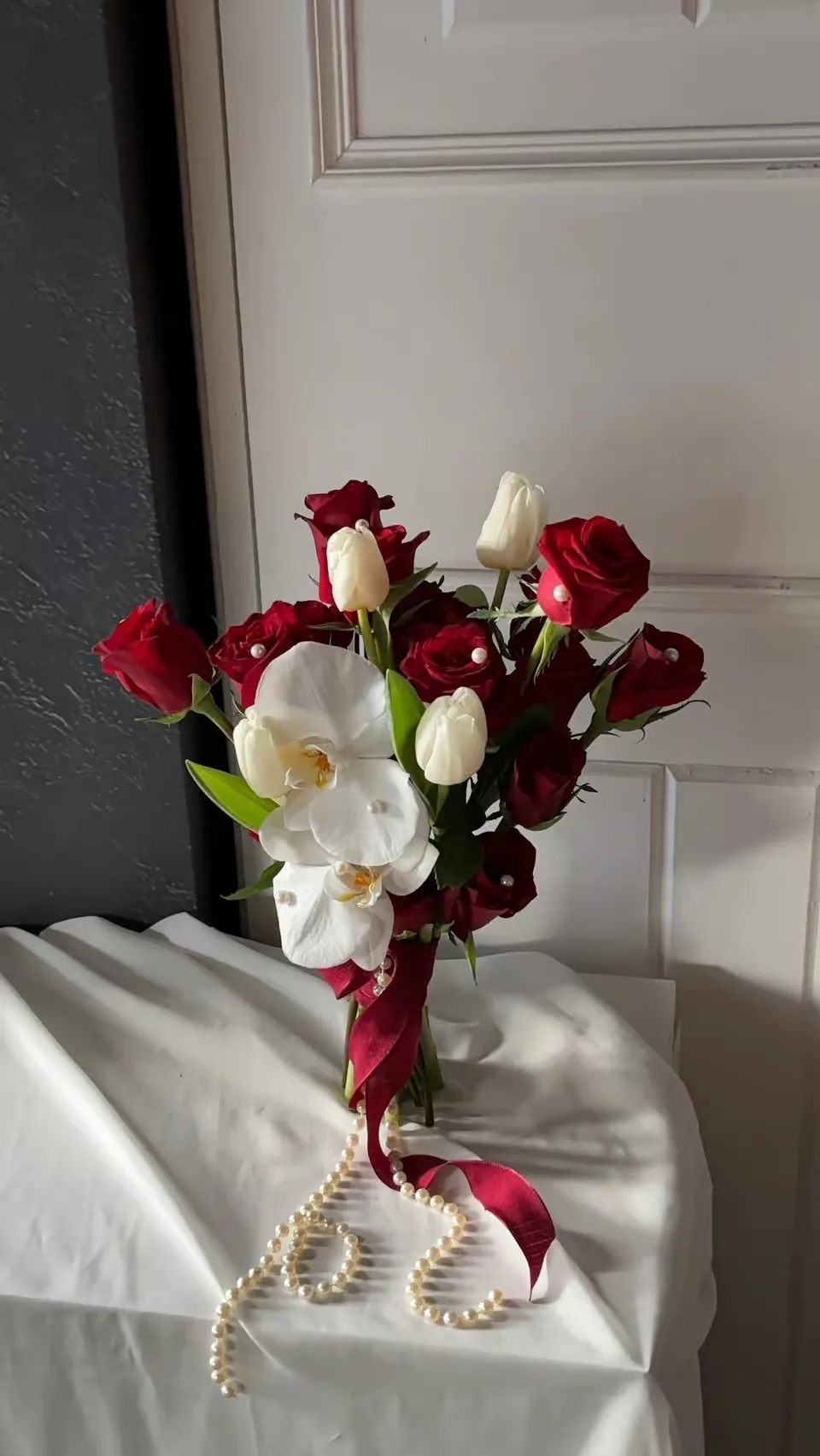 鮮花捧花｜紅玫瑰＋鬱金香捧花