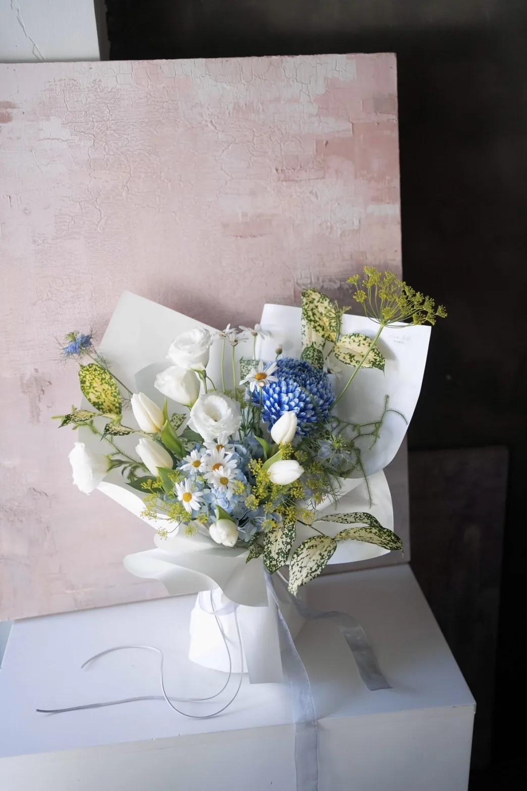 白藍色系混合鮮花包裝花束